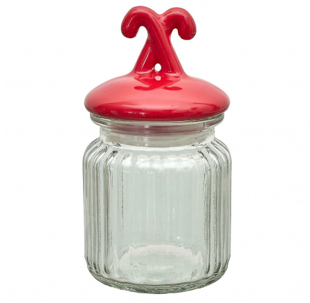 Üvegpohár piros pálcika alakú fedéllel